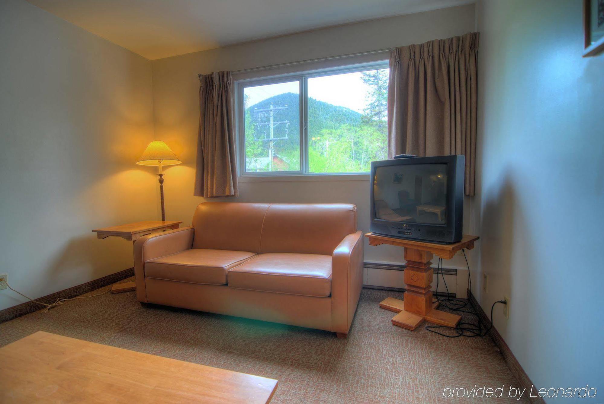 Rundle Manor Hotel 2*