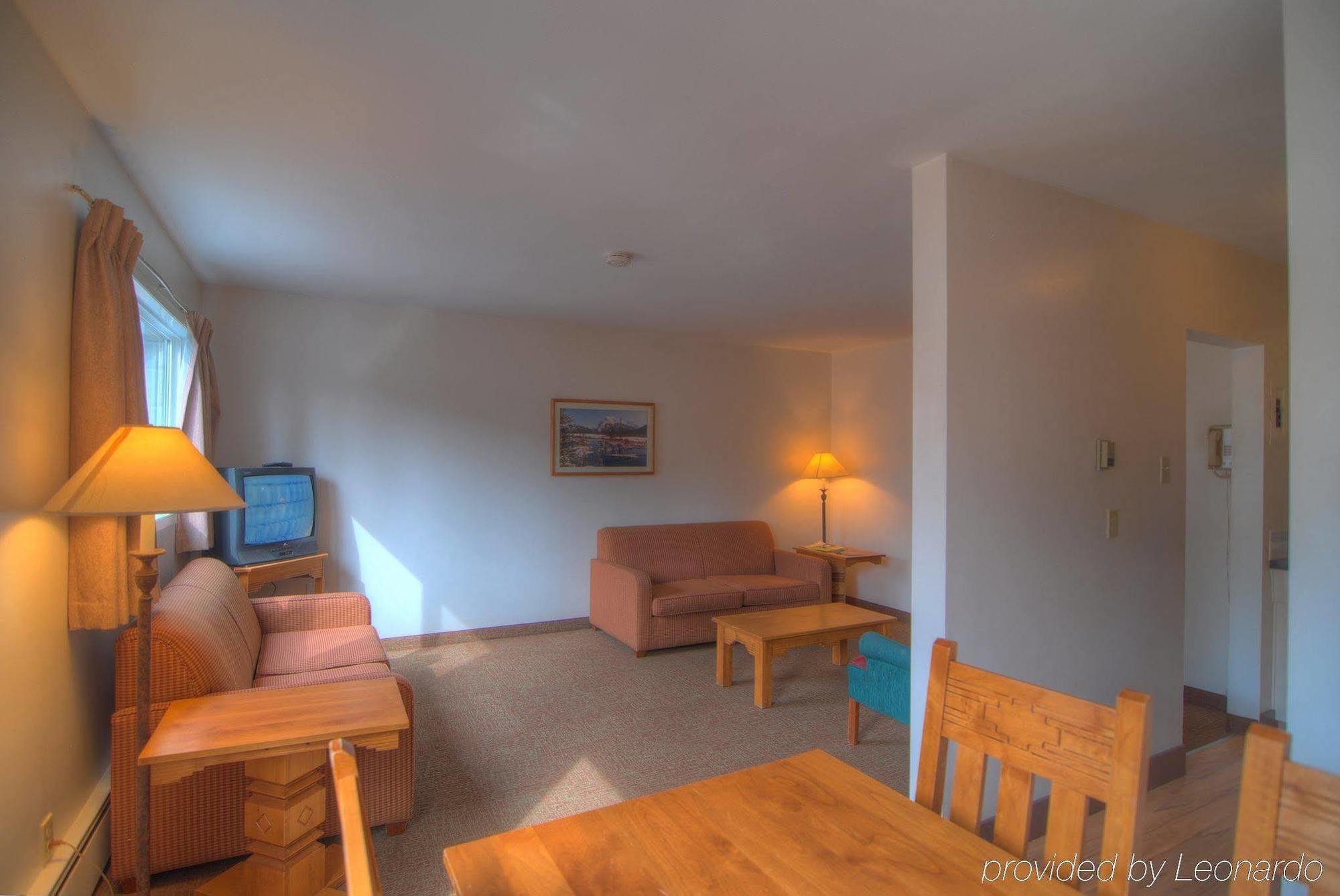 Rundle Manor 2*